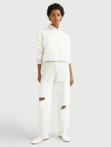 Jean blanco de corte amplio, talle alto y estilo balloon, con efecto desgastado en las rodillas y ruedo desflecado.