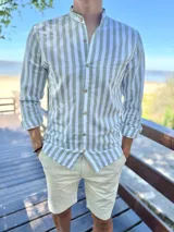 Camisa de manga larga con cuello mao, a rayas verticales en color verde y blanco, con botones frontales.