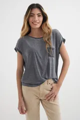 Remera gris de corte holgado con bolsillo en el pecho y mangas cortas con dobladillo.
