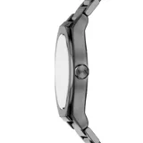 Reloj analógico Armani Exchange modelo Sync con caja y malla de acero inoxidable en color gris oscuro. Esfera negra con textura de líneas verticales, indicadores de hora plateados y ventana de fecha y día de la semana.