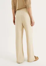 Pantalón color marrón, de corte carrot y cintura alta con elástico.