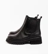 Bota Chelsea de cuero negro con elástico lateral, suela track y tirador trasero.