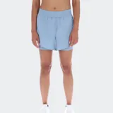 Short deportivo celeste con cintura elástica, short interior ajustado y bolsillo interno.