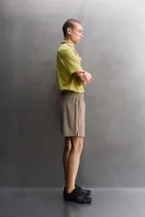 Short deportivo Zara Athleticz modelo Boulder 9", color beige, confeccionado en tejido técnico ligero y elástico. Cuenta con cintura elástica ajustable con cordón interior, bolsillos frontales y aberturas laterales en el bajo.