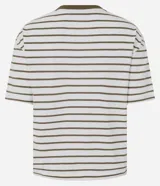 Remera de corte boxy fit, con diseño a rayas horizontales en color blanco y verde oliva. Presenta cuello redondo en contraste, mangas cortas y un bordado frontal con la frase 'I live so I love' acompañada de un pequeño corazón.