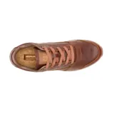 Championes Caterpillar modelo Ventura, confeccionados en cuero encerado con textura en color marrón. Presentan cordones al tono, entresuela de EVA en contraste y suela de goma para mayor tracción.