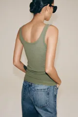 Musculosa de canalé color verde militar, con escote redondo y cierre frontal parcial con tres botones.