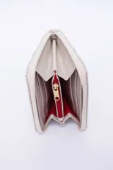 Billetera marrón tipo sobre con cierre de cremallera, confeccionada en cuero con textura tipo cocodrilo y forro textil rojo. Cuenta con múltiples ranuras para tarjetas, documentos y billetes.