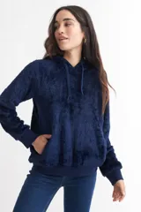 Hoodie rosa de sherpa con capucha y cordones ajustables.