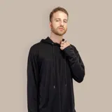 Buzo deportivo negro con capucha ajustable y cordones.