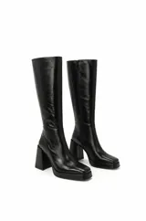 Botas de caña alta de cuero color negro, con punta cuadrada, plataforma delantera, taco ancho y cierre lateral.