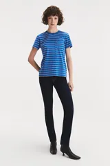 Jean de corte slim straight en color azul oscuro, con diseño clásico de cinco bolsillos y costuras en contraste. Presenta un ajuste entallado en la cadera y muslos con pierna recta.