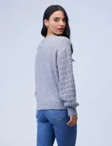 Buzo de lana color gris con mangas caladas.