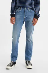 Jean de hombre marca Levi's modelo 501 Slim Taper, color azul medio, de tiro medio y corte slim.