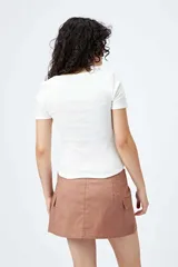 Remera básica blanca de canalé, de corte ajustado, con mangas cortas y escote redondo amplio.