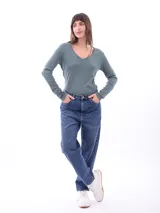 Remera blanca de algodón con cuello en V y mangas largas.