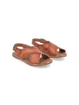Sandalias Hush Puppies modelo Nazario, color marrón, con tiras cruzadas en el empeine con detalles perforados, tira ajustable en el talón con hebilla metálica y suela plana.