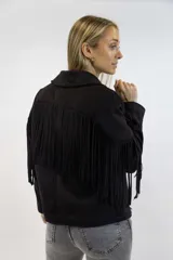 Campera marrón de gamuza sintética con flecos colgantes en la espalda y mangas, solapas anchas y cierre frontal.