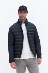 Campera puffer de nylon color beige, con diseño minimalista, cuello alto, cierre frontal y puños elásticos. Presenta logo de la marca bordado en el pecho.