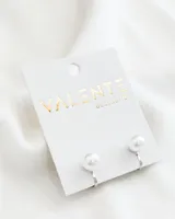 Par de caravanas plateadas con perlas blancas.