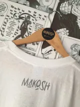 Remera blanca de algodón con estampado de una calavera negra con la palabra "Overthinking" en la parte superior.