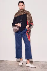 Sweater de tejido de punto en color negro, con corte oversize, cuello redondo y mangas largas con puños acanalados.