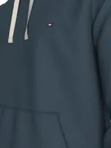 Buzo Tommy Hilfiger de felpa de algodón color azul con capucha, cordón ajustable, bolsillo canguro, puños y bajo de punto canalé, y logo bordado en el pecho.