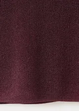 Top de punto fino con lurex, color bordó, de corte recto, escote en V y tirantes finos.
