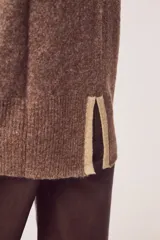 Sweater celeste de punto con cuello alto y mangas largas.