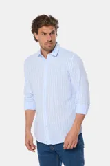 Camisa celeste con rayas verticales blancas, de lino y corte slim fit, con cuello clásico y cierre frontal con botones.