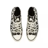 Championes Converse Chuck Taylor All Star Cats Hi de caña alta, con diseño estampado tipo animal print de manchas en blanco y negro, suela de goma y puntera de goma blanca reforzada.