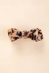 Broche para el pelo con forma de moño, con estampado carey en tonos beige y marrón.