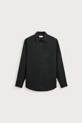 Camisa negra de corte regular fit, cuello italiano, manga larga con puño abotonado y cierre frontal con botones.