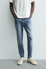 Jeans skinny cropped fit de corte ajustado y tiro medio, con diseño de cinco bolsillos y efecto lavado.