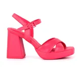 Sandalias de cuero color fucsia con plataforma y taco cuadrado.