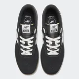 Championes New Balance modelo 508 de color negro, con detalles en blanco y suela de goma marrón. Combinan malla y gamuza, con el característico logo "N" en los laterales y cordones blancos.