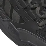 Championes adidas modelo ADI2000 de estilo urbano, color negro total. Presentan un diseño robusto con paneles superpuestos de gamuza y material sintético, cordones al tono y suela de goma resistente con el logo de la marca grabado en el lateral.