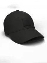 Gorra de béisbol negra de algodón, con visera curva, cierre ajustable y parche de cuero con logo de Calvin Klein en el frente.