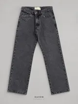 Pantalón jean de corte recto y tiro mid-rise, color gris oscuro con efecto acid wash y acabado deslavado.