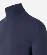 Buzo de corte slim, color negro, con cuello alto y mangas largas, confeccionado en tejido de punto liso.