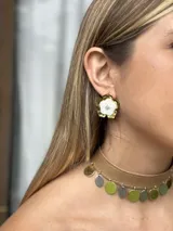Aros dorados con forma de flor texturizada, flor central de nácar y brillo de strass.