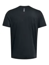 Remera deportiva Under Armour de manga corta, color negro, con cuello redondo y logo de la marca estampado en el pecho. Confeccionada en tejido ligero y transpirable con tecnología de secado rápido.