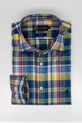 Camisa de manga larga Club House de corte slim fit, con cuello corto y diseño a cuadros multicolor en tonos azules, amarillos, rojos y blancos. Cuenta con el logotipo de la marca bordado en el pecho.