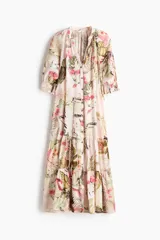Vestido midi oversized de mezcla de viscosa, con estampado floreado tropical sobre base rosada, escote en V y botonadura frontal. Cuenta con mangas al codo raglán con puños fruncidos, cinturón fino para atar con cuentas y diseño escalonado en la falda.