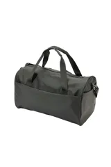 Bolso tipo Duffle color negro, confeccionado en PVC y poliéster, con doble asa de mano y bolsillos laterales.