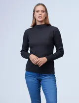 Buzo negro de tejido acanalado con cuello alto.
