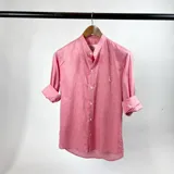 Camisa de algodón color rosa salmón, con cuello mao, manga larga y corte semi entallado.