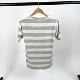 Remera de algodón a rayas horizontales grises y blancas, con logo bordado en el pecho.