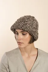 Gorro tejido a mano con diseño de ochos, color marrón y blanco jaspeado.