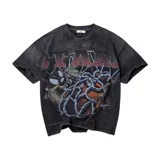 Remera de algodón color negro con efecto lavado, de corte oversize y cuello redondo. Presenta un estampado frontal de estilo vintage con el personaje Taz y una red de básquet.